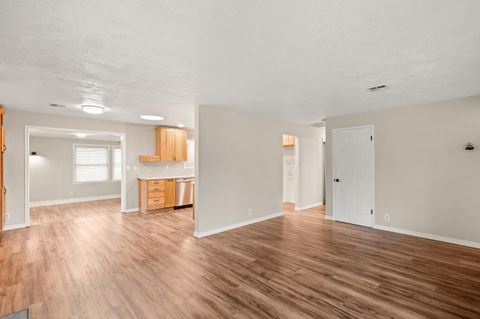 Tiny photo for 907 Comet Avenue, Central Point, OR 97502 (MLS # 220212847)