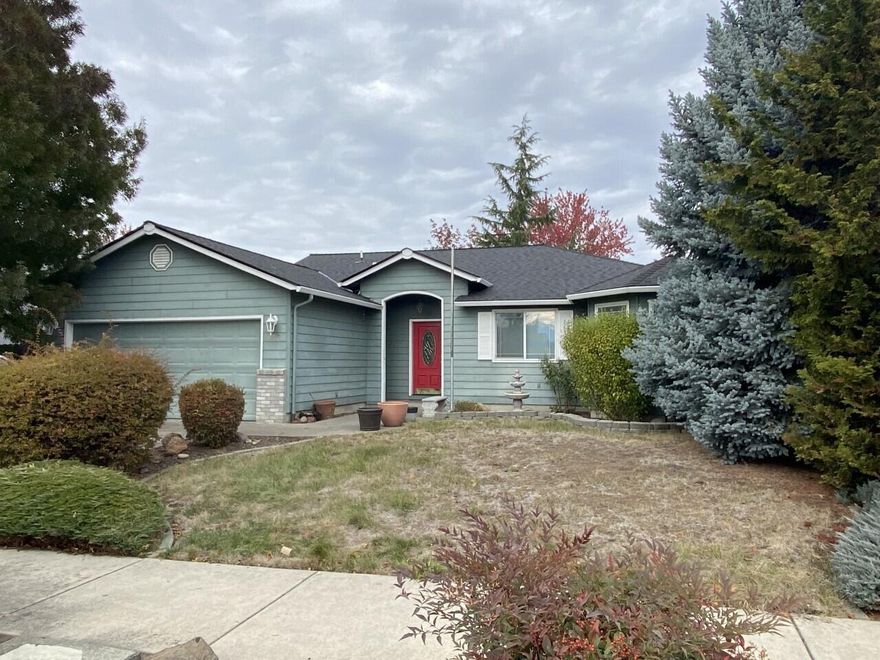 SELLER TO CONTRIBUTE UP TO $5000 IN CARPET / BUYER'S CLOSING COSTS, PREPAIDS OR BUYDOWNS! Inviting 3 bedroom 2 bath home, in a well-established Northeast Medford neighborhood. Tile flooring at the entry, the living room is spacious and leads to the dining area with windows looking out to the backyard. Primary bedroom has a walk-in closet, coffered ceiling, and an ensuite with walk in shower. The primary also has access to the back yard. The kitchen is well appointed with lots of storage and the combination kitchen dining area has access to the side, covered patio. In the living room, enjoy the cozy gas fireplace and open concept. 
There is a new roof and we'll established landscaping.