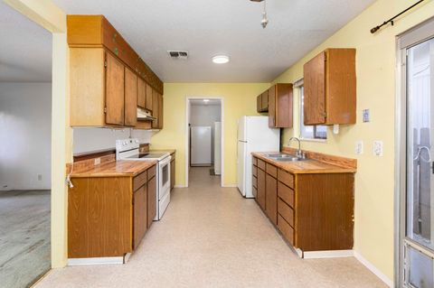 Tiny photo for 22 SW Elm Street, Grants Pass, OR 97526 (MLS # 220217659)