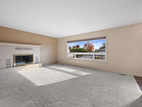 Tiny photo for 6245 Climax Avenue, Klamath Falls, OR 97603 (MLS # 220211854)