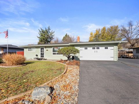 Photo of 6245 Climax Avenue, Klamath Falls, OR 97603 (MLS # 220211854)