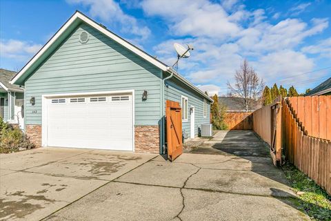 Tiny photo for 142 Whispering Drive, Grants Pass, OR 97527 (MLS # 220213079)