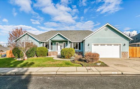 Photo of 142 Whispering Drive, Grants Pass, OR 97527 (MLS # 220213079)