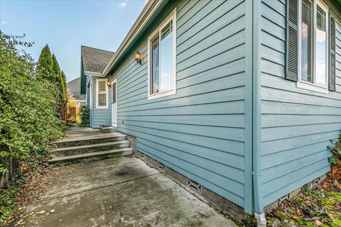 Tiny photo for 142 Whispering Drive, Grants Pass, OR 97527 (MLS # 220213079)