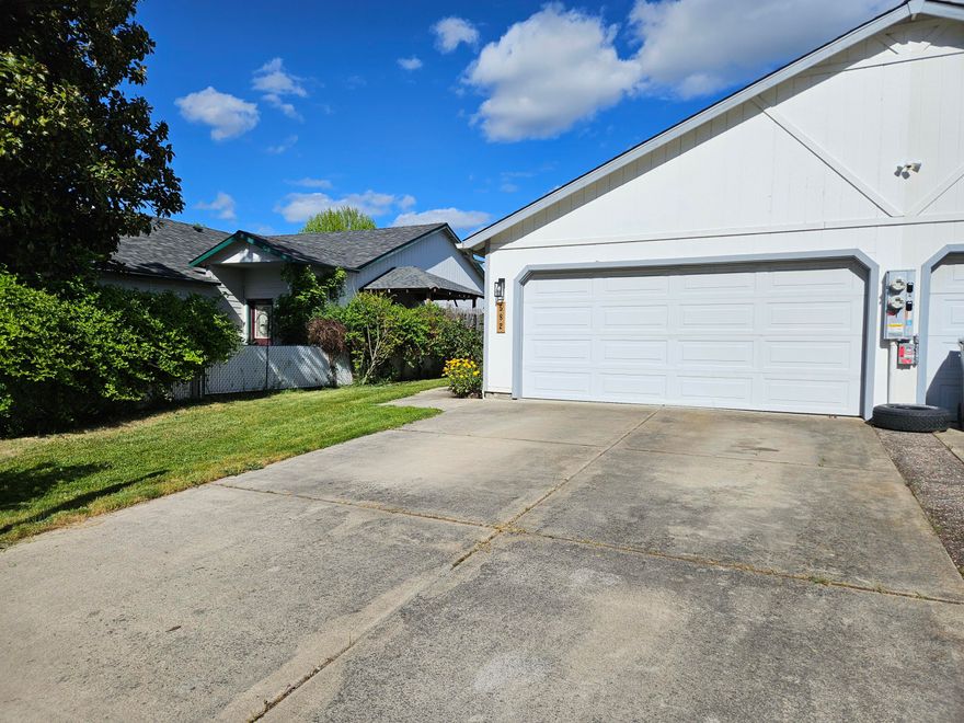Sought after location in a nice quiet neighborhood. Very nice opportunity for a first time buyer and/or investor! Owners since 2000 and always maintained. New interior paint.
