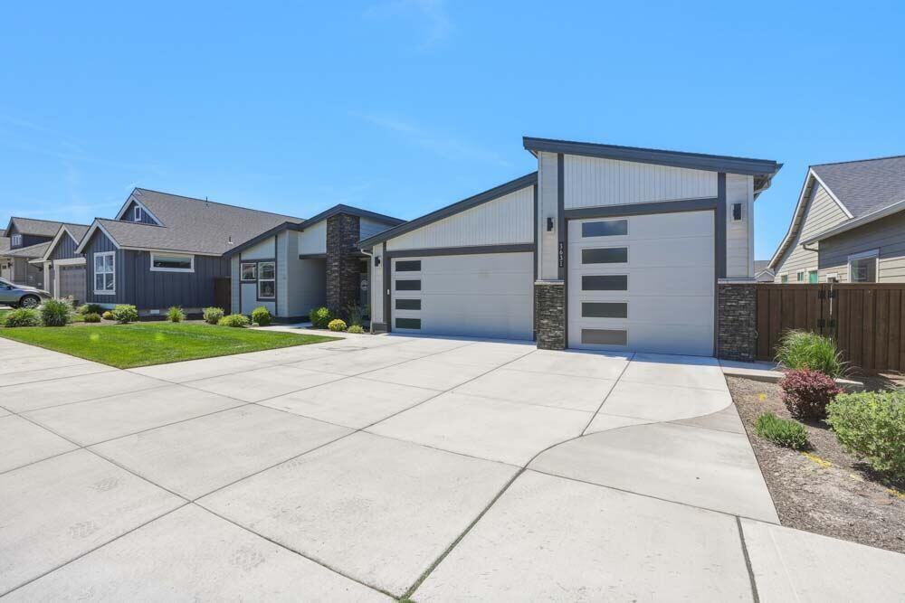 3631 NE Desert Juniper Lane