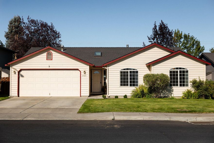 Don't miss this opportunity! Awesome single story with open floorplan and beautifully maintained private backyard. With 3 beds and 2 baths and vaulted ceilings in this home feels very spacious. The oversized kitchen features new stainless kitchen appliances, and the home includes central A/C. Excellent quiet location in Red Bar Estates with easy access to the hospital, shopping, parks and amenities.