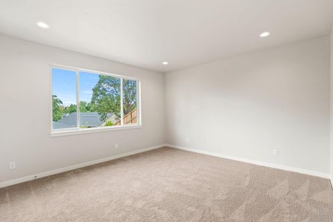 Tiny photo for 1159 Pumpkin Ridge Drive #323, Eagle Point, OR 97524 (MLS # 220214272)