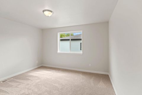 Tiny photo for 1159 Pumpkin Ridge Drive #323, Eagle Point, OR 97524 (MLS # 220214272)