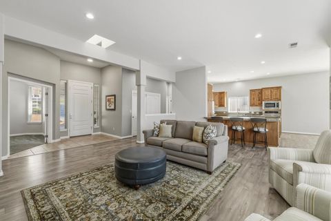 Tiny photo for 4818 Grosbeak Drive, Klamath Falls, OR 97601 (MLS # 220217600)