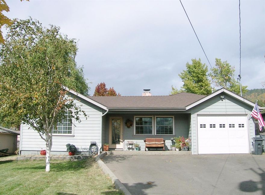 Big lot in the NE near Lincoln Elementary and St. Anne's. Good sized living room with hardwood floors and fireplace with tile surround. Kitchen / dining combo with granite tiles and lots of room. Huge master suite with tile shower with 2 heads, jetted tub, dual sinks, and french doors out to the back large stamped concrete patio. Large back yard with GPID access.