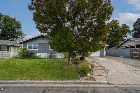 Photo of 112 Saxbury Drive, Central Point, OR 97502 (MLS # 220229188)