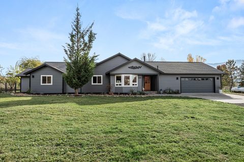 Photo of 288 Maywood Way, Ashland, OR 97520 (MLS # 220211710)