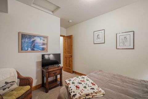 Tiny photo for 57414 Sun Eagle Lane #4, Sunriver, OR 97707 (MLS # 220217005)