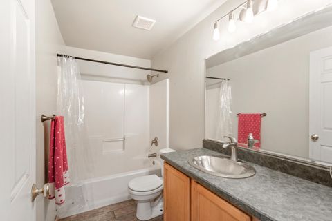 Tiny photo for 2215 SW Stonehedge Court, Redmond, OR 97756 (MLS # 220215558)