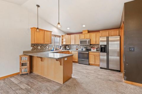 Tiny photo for 2215 SW Stonehedge Court, Redmond, OR 97756 (MLS # 220215558)