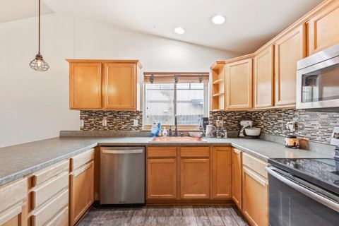 Tiny photo for 2215 SW Stonehedge Court, Redmond, OR 97756 (MLS # 220215558)