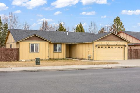 Photo of 2215 SW Stonehedge Court, Redmond, OR 97756 (MLS # 220215558)