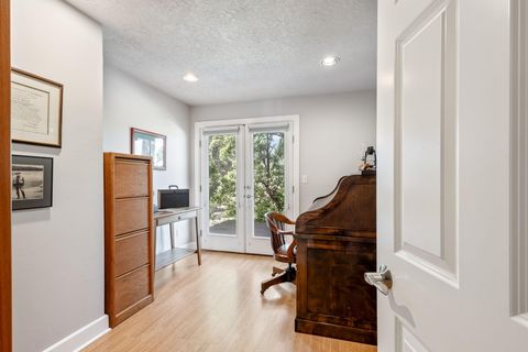 Tiny photo for 19190 Pinehurst Road, Bend, OR 97703 (MLS # 220215210)