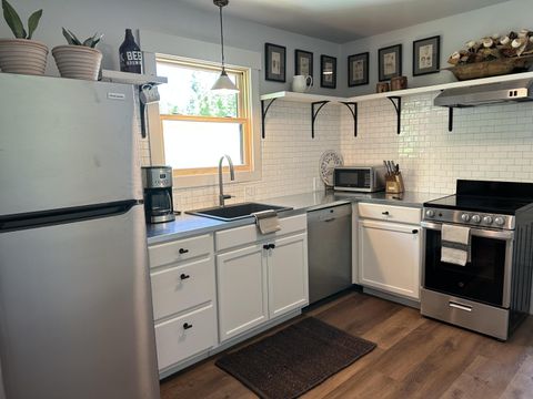 Tiny photo for 852 NW Columbia Street, Bend, OR 97703 (MLS # 220215640)