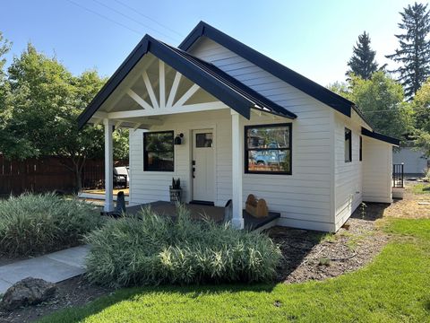 Photo of 852 NW Columbia Street, Bend, OR 97703 (MLS # 220215640)