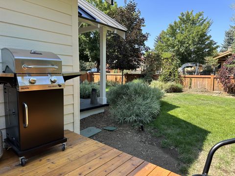 Tiny photo for 852 NW Columbia Street, Bend, OR 97703 (MLS # 220215640)