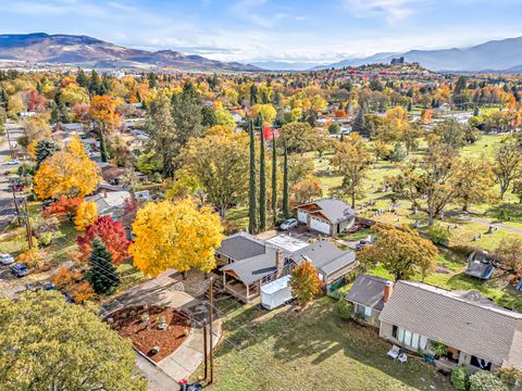 Photo of 1528 Terrace Drive, Medford, OR 97504 (MLS # 220211703)