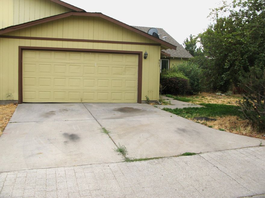 Single level home in Madras! 3 bedroom, 2 full bathrooms!
Cute townhome in a great location. 
Double car garage. 'Fenced back yard!
New carpet! This is a must see!!!
Photos coming soon!!!