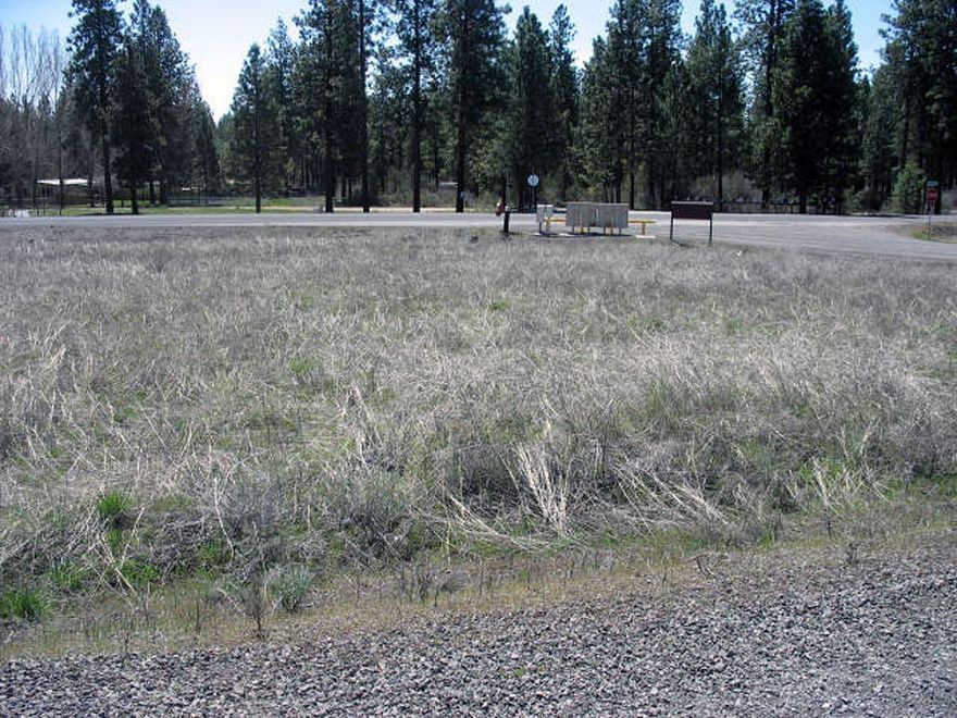 Corner lot located in the stick built or manufactured section of Oregon Shores 2 subdivision. HOA fees of only $200.00 per year includes water, maintained roads and access to Oregon Shores recreational club on the agency lake. Just minutes to the Williamson River,Sprague River and approximately 30 miles to Crater Lake National Park.