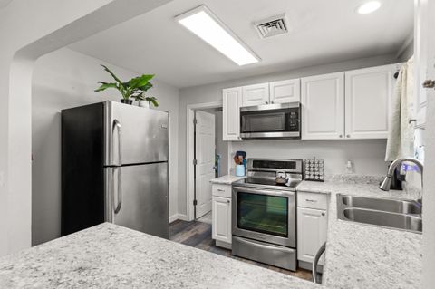 Tiny photo for 244 NE B Street, Grants Pass, OR 97526 (MLS # 220217211)