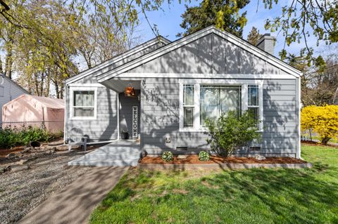 Photo of 244 NE B Street, Grants Pass, OR 97526 (MLS # 220217211)