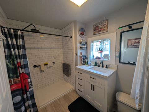 Tiny photo for 1944 Gary Street, Klamath Falls, OR 97603 (MLS # 220217529)