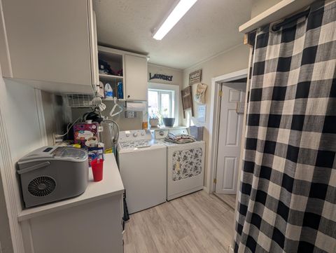 Tiny photo for 1944 Gary Street, Klamath Falls, OR 97603 (MLS # 220217529)