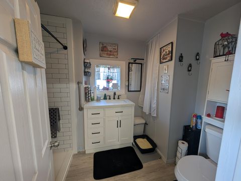 Tiny photo for 1944 Gary Street, Klamath Falls, OR 97603 (MLS # 220217529)