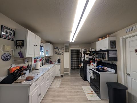 Tiny photo for 1944 Gary Street, Klamath Falls, OR 97603 (MLS # 220217529)