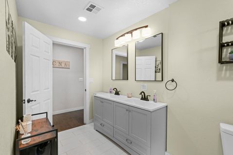 Tiny photo for 380 Greenleaf Drive, Eagle Point, OR 97524 (MLS # 220219576)