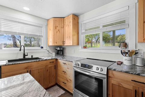 Tiny photo for 380 Greenleaf Drive, Eagle Point, OR 97524 (MLS # 220219576)