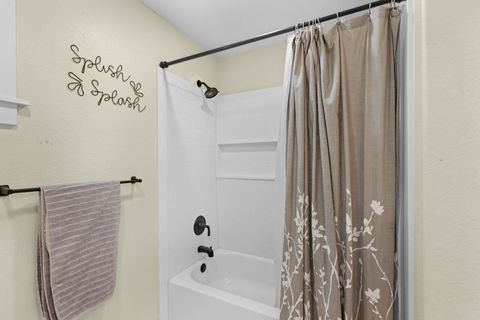 Tiny photo for 380 Greenleaf Drive, Eagle Point, OR 97524 (MLS # 220219576)