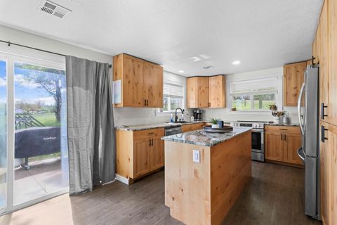 Tiny photo for 380 Greenleaf Drive, Eagle Point, OR 97524 (MLS # 220219576)