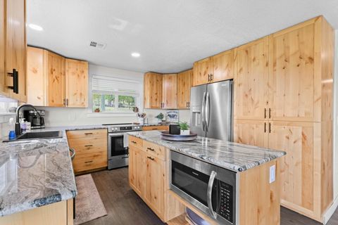 Tiny photo for 380 Greenleaf Drive, Eagle Point, OR 97524 (MLS # 220219576)