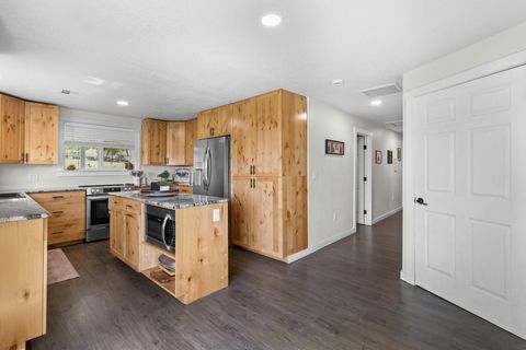 Tiny photo for 380 Greenleaf Drive, Eagle Point, OR 97524 (MLS # 220219576)