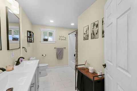 Tiny photo for 380 Greenleaf Drive, Eagle Point, OR 97524 (MLS # 220219576)