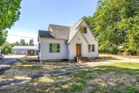 Photo of 2315 Upper River Road Loop, Grants Pass, OR 97527 (MLS # 220212551)