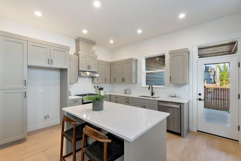 Tiny photo for 60850 SE Barstow Place, Bend, OR 97702 (MLS # 220213099)