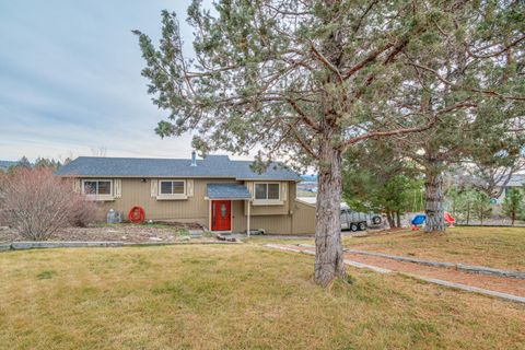 Photo of 1133 NE Scenic Drive, Madras, OR 97741 (MLS # 220215421)