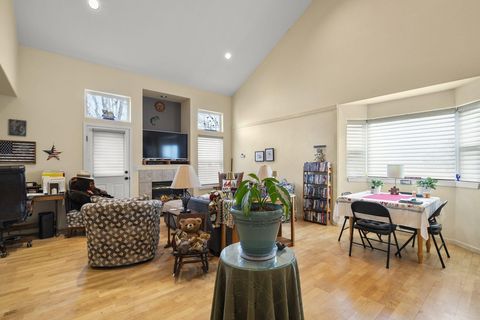 Tiny photo for 438 NW 19th Street #UNIT 17, Redmond, OR 97756 (MLS # 220215685)