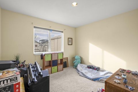 Tiny photo for 438 NW 19th Street #UNIT 17, Redmond, OR 97756 (MLS # 220215685)