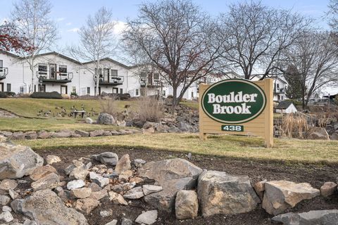 Tiny photo for 438 NW 19th Street #UNIT 17, Redmond, OR 97756 (MLS # 220215685)