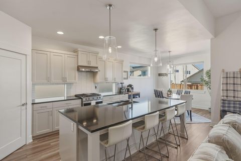 Tiny photo for 3016 NE Moreno Place, Bend, OR 97701 (MLS # 220217433)