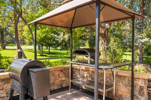 Tiny photo for 2021 Osprey Drive, Redmond, OR 97756 (MLS # 220227106)